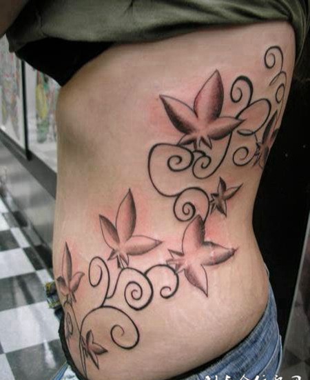 腰侧的树叶纹身图案