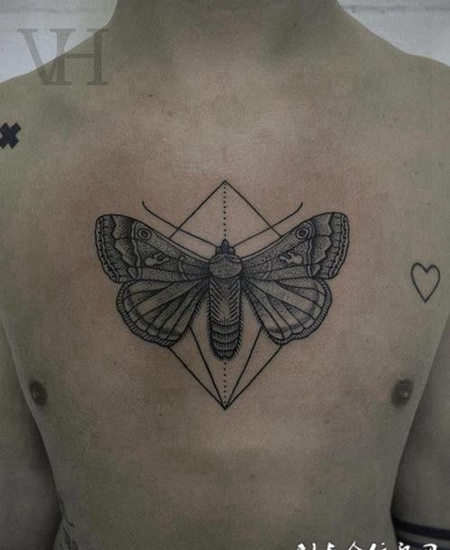 胸前的飞蛾纹身图案