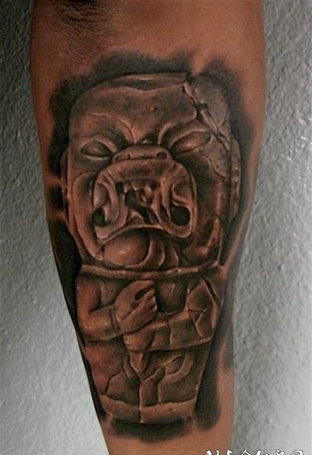 小臂上的雕刻怪物纹身图案