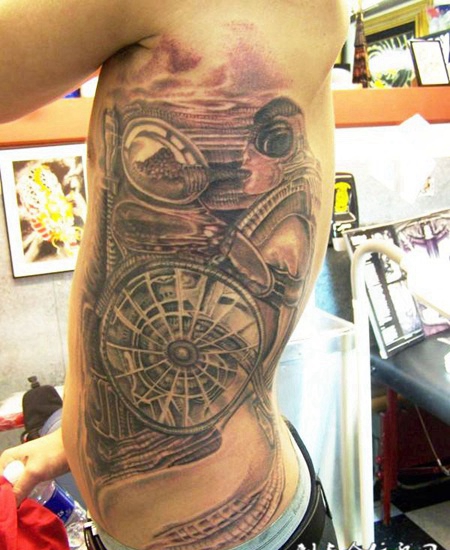 腰侧的机械恶魔纹身图案