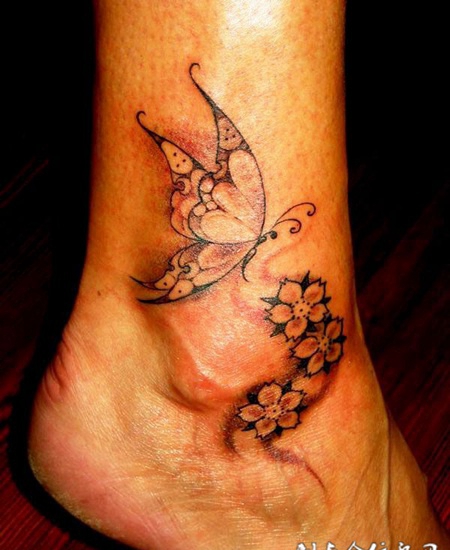 脚踝上的蝴蝶纹身图案