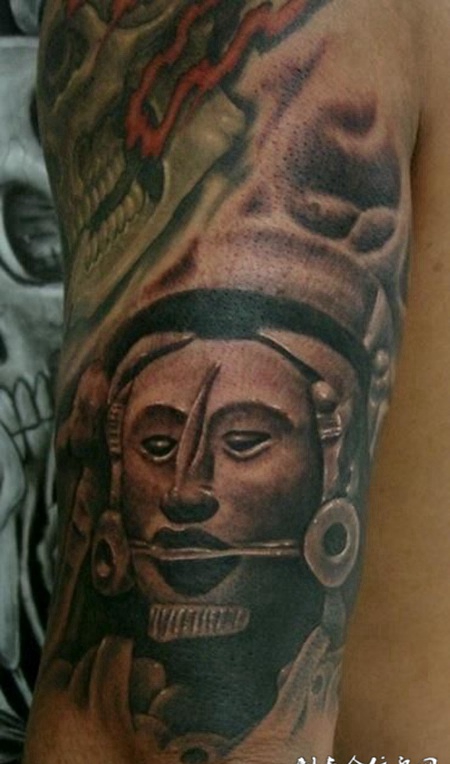 大臂上的雕刻纹身图案