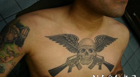 胸前的骷髅头翅膀手抢纹身图案