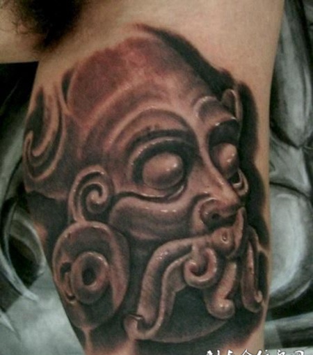 大臂上的雕刻天神纹身图案