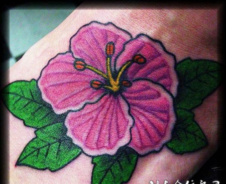 脚面上的木槿花的纹身图案