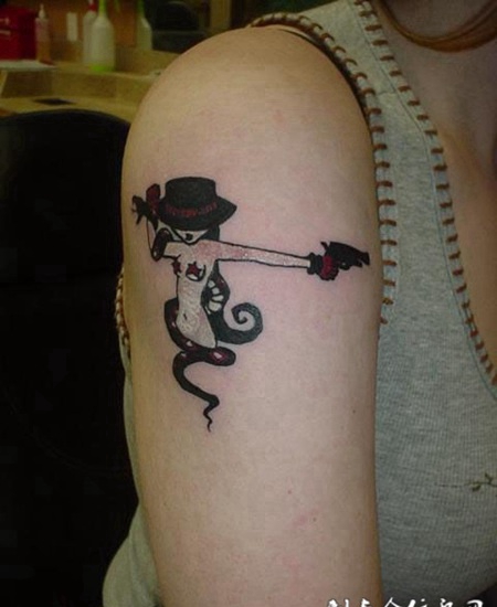 大臂上拿枪的蛇女纹身图案