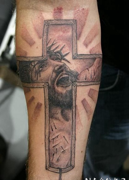 小臂上的十字架纹身图案