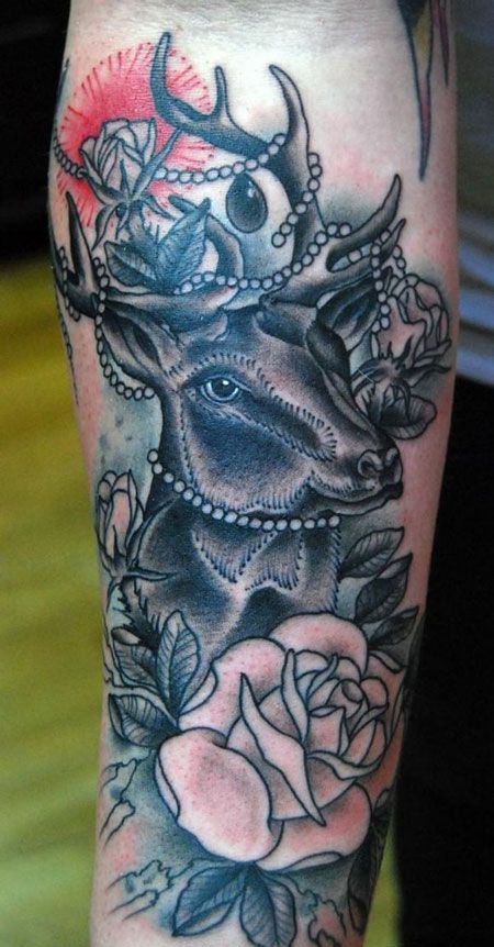手臂玫瑰麋鹿纹身图案