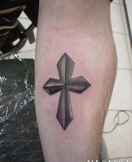 小臂上的十字架的纹身图案
