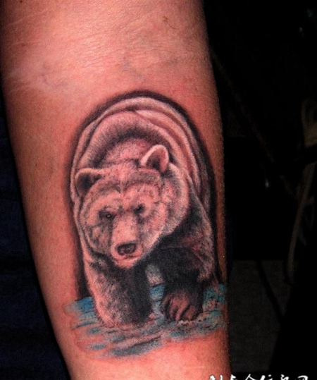 小臂上的狗熊纹身图案