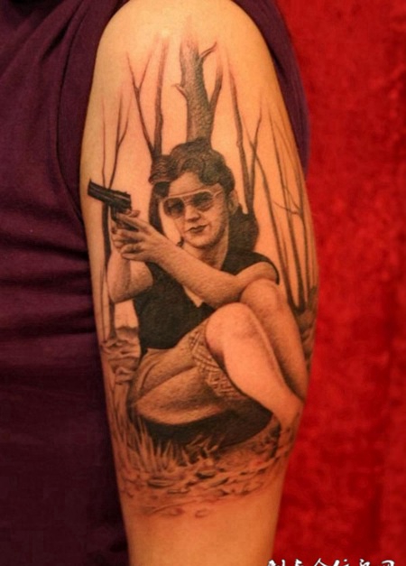 大臂上持枪的美女纹身图案