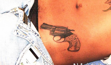 腰侧的手枪纹身图案
