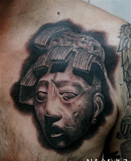 胸前的雕刻男孩纹身图案