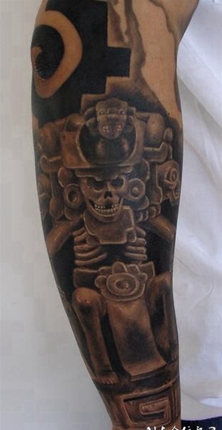 小臂的雕刻骷髅头纹身图案