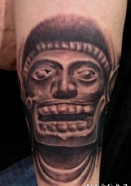 小臂上的雕刻神像纹身图案