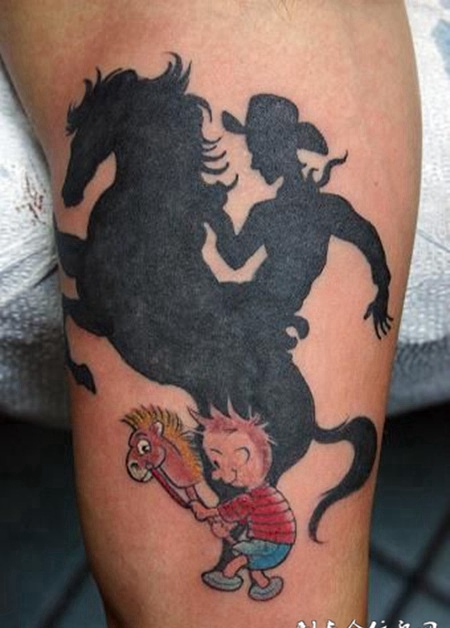 大臂上的影子戏纹身图案