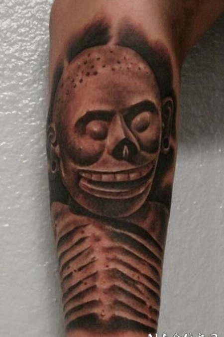小臂上的雕刻骷髅纹身图案