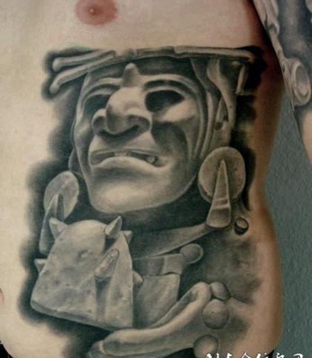 腰侧的雕刻战士纹身图案