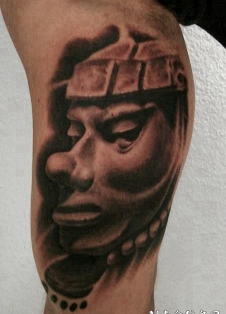 大臂上的雕刻小丑纹身图案