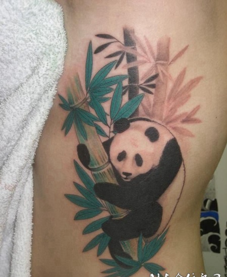 腰侧的熊猫纹身图案
