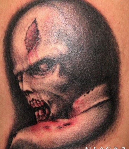 大臂上的丧尸恶魔纹身图案