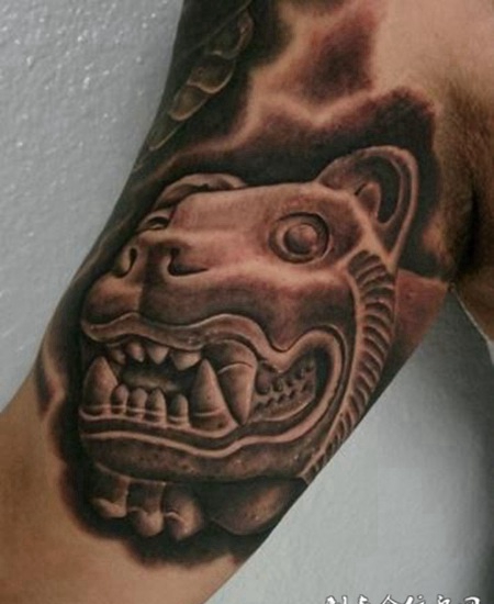 大臂上的雕刻狮子纹身图案