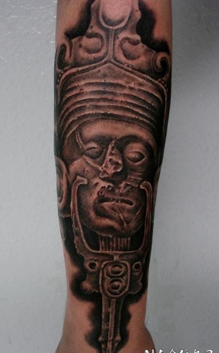 小臂上的雕刻石像纹身图案