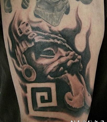 大臂上的雕刻的纹身图案