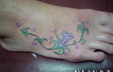 脚面上的牵牛花纹身图案