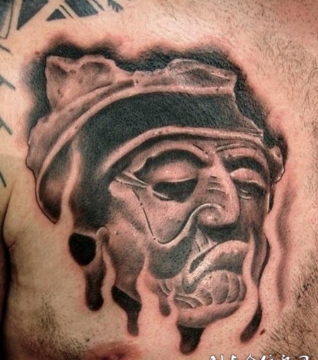 胸前的雕刻老人纹身图案
