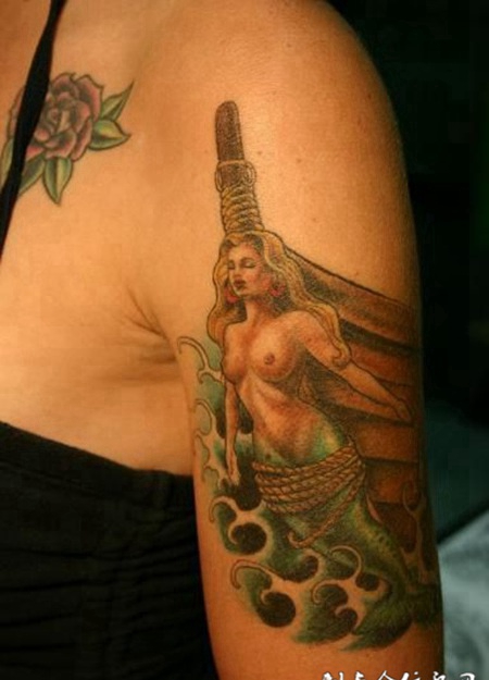 大臂上被绑的美人鱼纹身图案