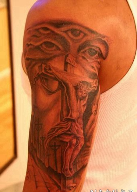 大臂上的雕刻耶稣纹身图案