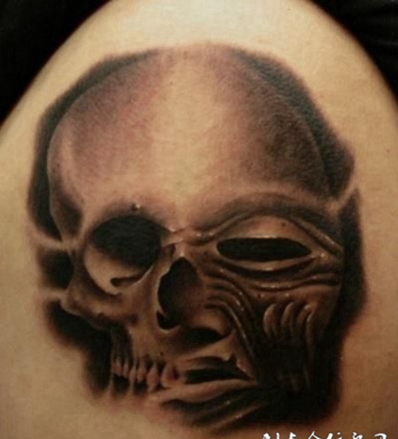 大臂上的骷髅头恶魔纹身图案