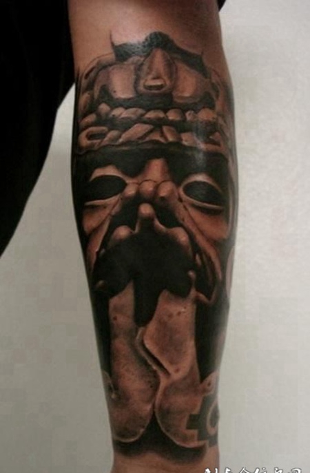 小臂上的雕刻的石像纹身图案