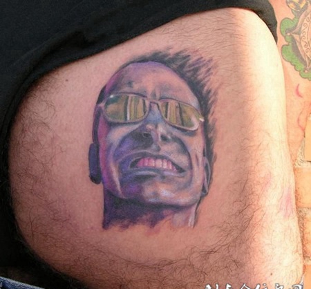 腰侧带着墨镜的帅哥纹身图案