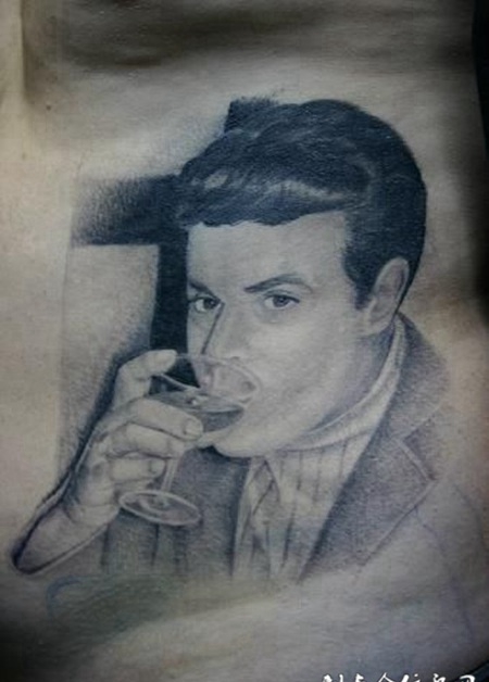 腰侧喝酒的帅哥纹身图案