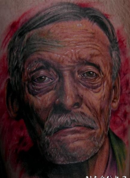 大臂上的男士纹身图案