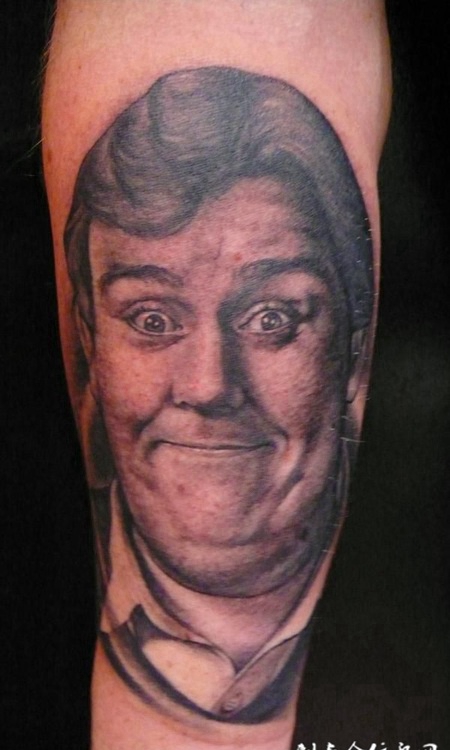 小臂上的胖帅哥纹身图案