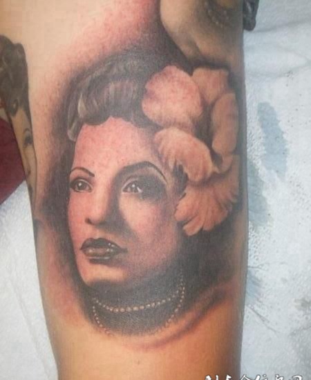 大臂上的美女头像纹身图案