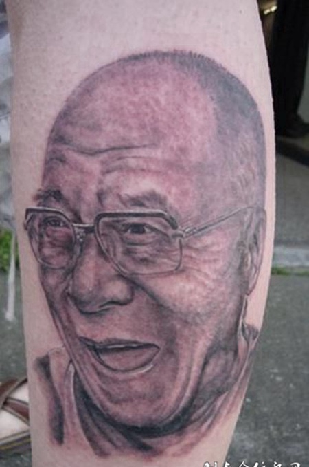 小腿上的老人纹身图案