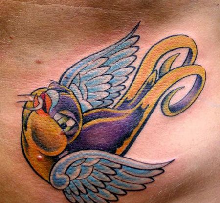 胸前一只胖胖的小鸟纹身图案