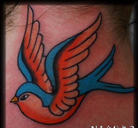 脖子后的小鸟纹身图案