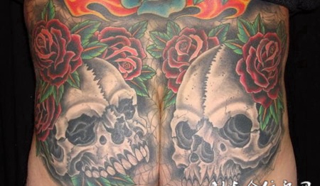 臀部的骷髅玫瑰花纹身图案