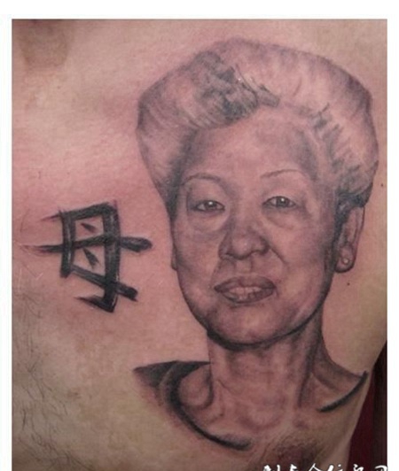 胸前的母亲肖像纹身图案