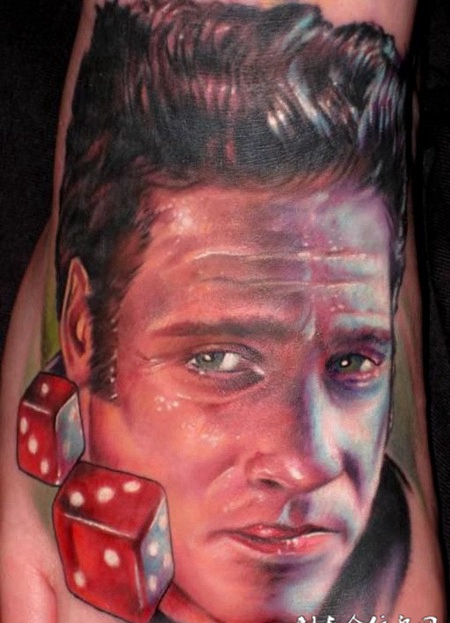手背上的帅哥纹身图案