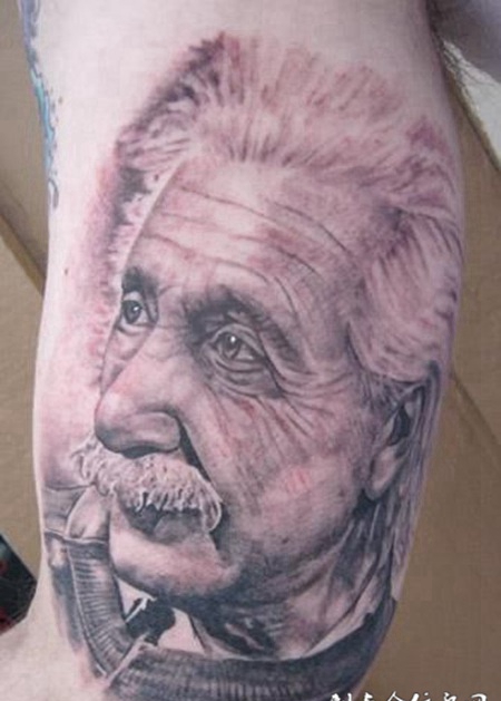 大臂上的爱因斯坦纹身图案