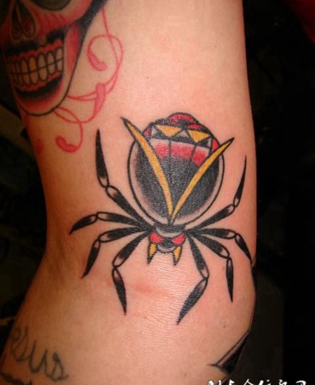 大臂上的蜘蛛纹身图案