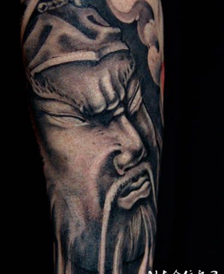 大臂上的关羽头像纹身图案