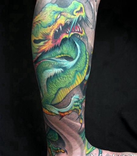 小腿上的绿色巨龙纹身图案