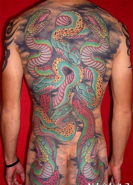 满背群蛇纹身图案